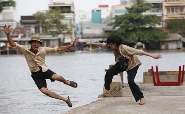 Nghèo, túng thiếu 'đầu tắt mặt tối' thì vợ chồng lấy đâu ra yêu thương, chăm sóc nhau 