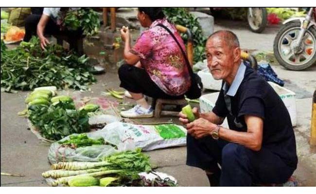 Tưởng con đã chết nơi đất khách, ông bố bán rau nuôi cháu 'mồ côi' bỗng phát hiện sự thật như xát muối sau 14 năm